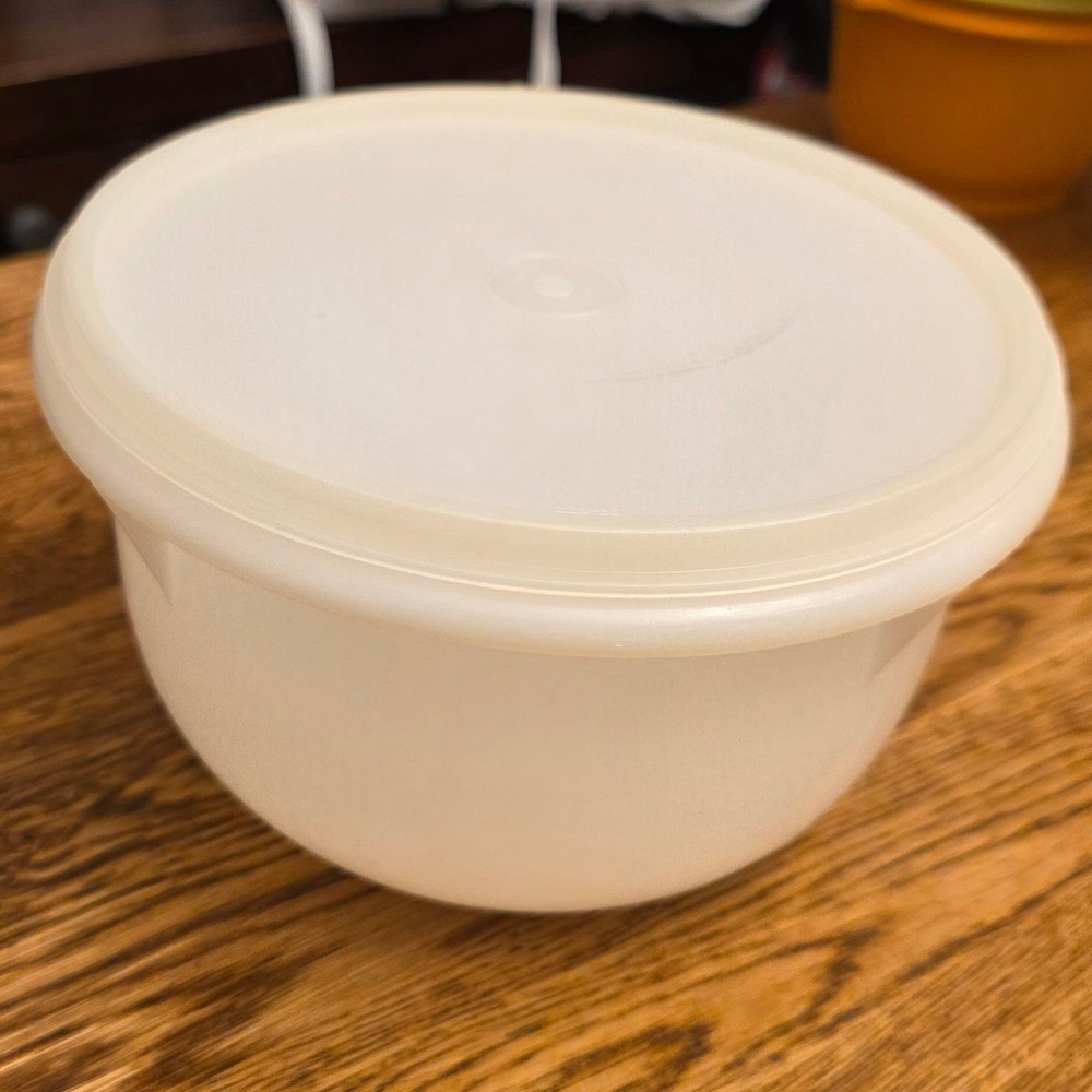 Vintage Tupperware Sheer White Handlier Mixing Bowl X‎ with Lid 80s Retro 7 Inch